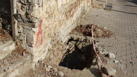 Kültür varlığı tescilli konağın temeline kepçeli müdahale