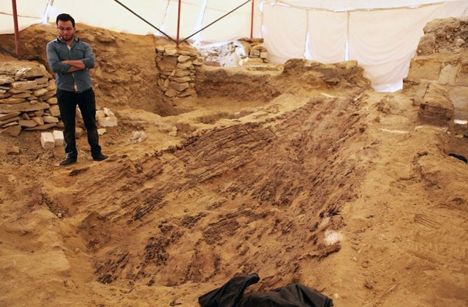 Mısır’da Abusir Piramitlerinin Yanında 4500 Yıllık Cenaze Teknesi Bulundu