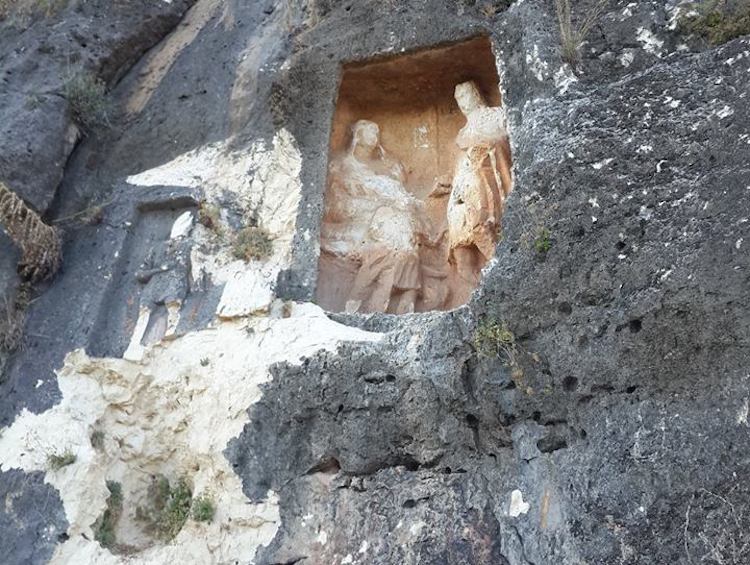 Defineciler Mersin’de Adamkayalar’ı Parçalıyor