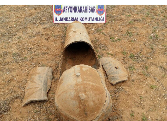 Afyon’da Tarla Sürerken 1600 Yıllık Lahit bulundu