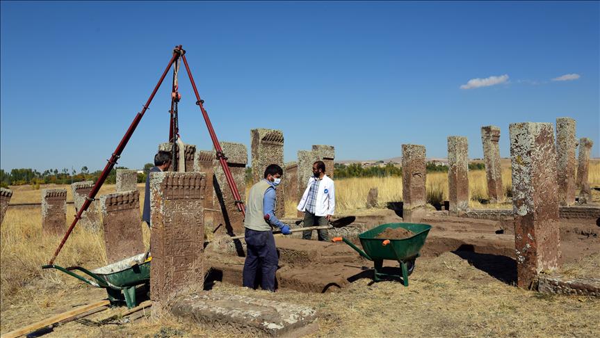 Ahlat’taki Selçuklu Mezarlığı’nda yeni mezar taşları bulundu