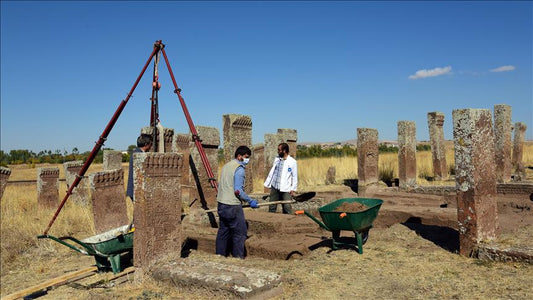Ahlat’taki Selçuklu Mezarlığı’nda yeni mezar taşları bulundu