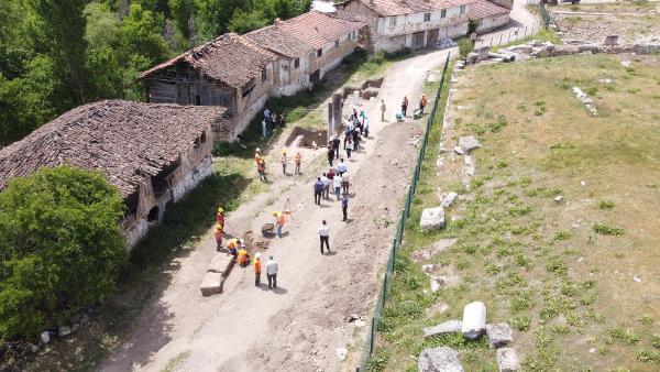 Aizanoi Antik Kenti'nde alışveriş merkezine giden 'agora kapısı' bulundu