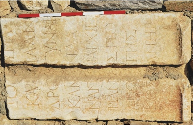 Uşak’ta Meşaleli Heykel ve Cinayete Dair İlginç Yazıtlar Bulundu