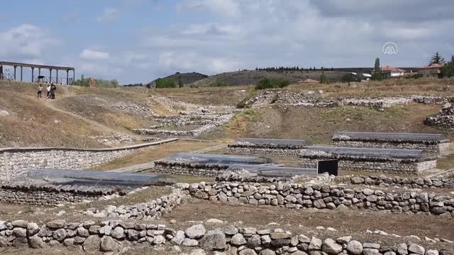 Alacahöyük Ören Yeri'ndeki arkeolojik kazılara yabani ot temizliğinin ardından başlanacak