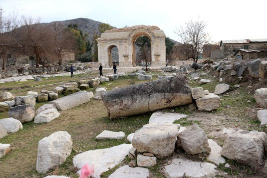 Anavarza Antik Kenti'nin 'Zafer Takı' ziyaretçilerini bekliyor