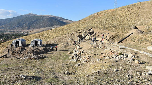 Apameia’daki antik tiyatro gün yüzüne çıkacak