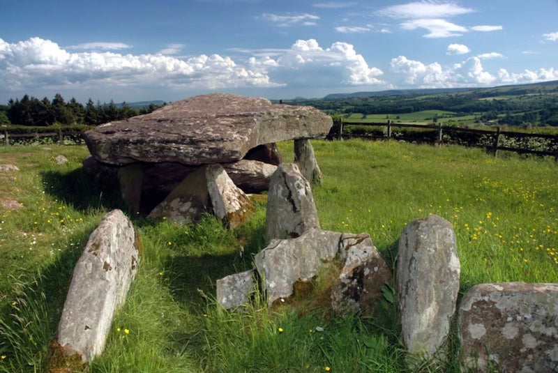 Kral Arthur’la İlişkilendirilen Anıt, Stonehenge’den Eski Çıktı