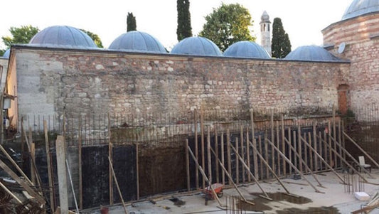 Mimar Sinan’ın Yaptığı Atik Valide Külliyesi Dibine Beton Döküldü