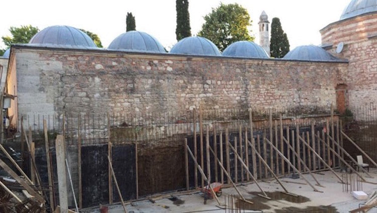 440 Yıllık Atik Valide Külliyesinin Dibindeki İnşaata Tepkiler Büyüyor