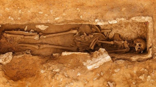 İngiltere’de Lahite Sığmadığı İçin Ayakları Bükülmüş İskelet Bulundu