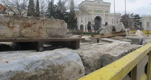 Beyazıt Meydanı’ndaki Sır Mermerler
