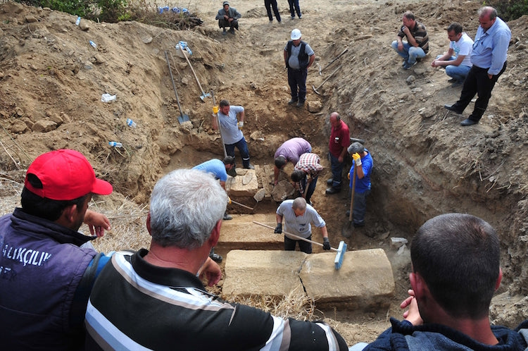 Çanakkale’de Şans Eseri Bulunan Üç Lahit Köyü Karıştırdı