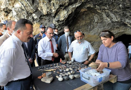 Bilecik Valisi Şentürk, Gedikkaya Mağarası'ndaki kazı çalışmalarını inceledi