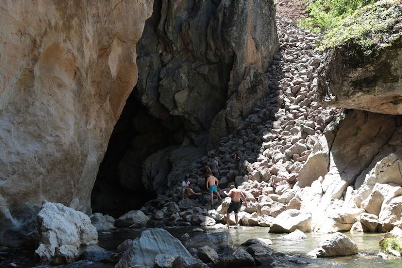 Diyarbakır’da 8.000 Yıllık Arkeolojik Mağara Yağmalanıyor