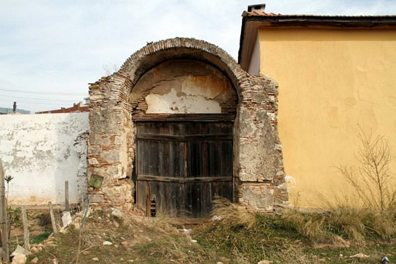 İzmir’de 310 Yıllık Botanik Bahçesi Dökülüyor