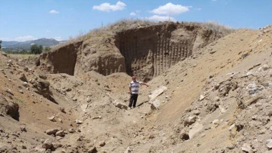 Burdur’da Bir Höyük Kaçakçılar Tarafından İş Makinesiyle Kazıldı