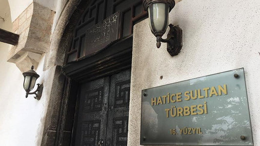 Bursa’da Hatice Sultan Türbesi’nin Kapısını Yaktılar!