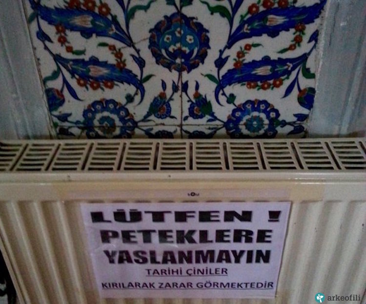 Mimar Sinan’ın Camisindeki Çinilerin Üstüne Kalorifer Peteği Döşendi