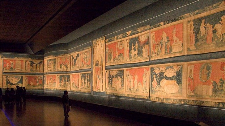 Tenture de l’Apocalypse : une galerie parisienne retrouve dans ses réserves des fragments du chef-d’œuvre médiéval oubliés depuis près de 100 ans