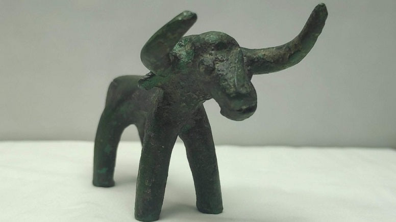 En Grèce, de fortes pluies révèlent une statuette en bronze vieille de 3000 ans sur le site d’Olympie