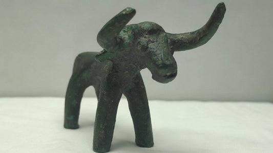 En Grèce, de fortes pluies révèlent une statuette en bronze vieille de 3000 ans sur le site d’Olympie