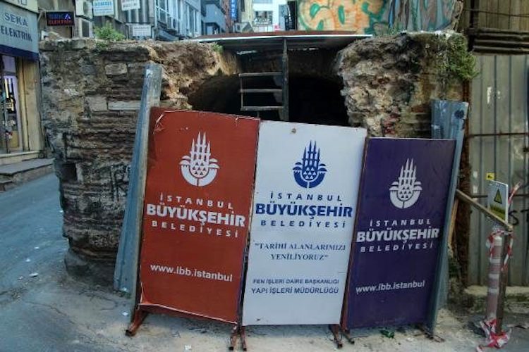 Beyoğlu’nda 451 yıllık Çeşme Restorasyon İddiasıyla Parçalandı