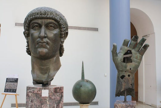 İmparator Konstantin Heykelinin Dev Parmağı Louvre’da Bulundu