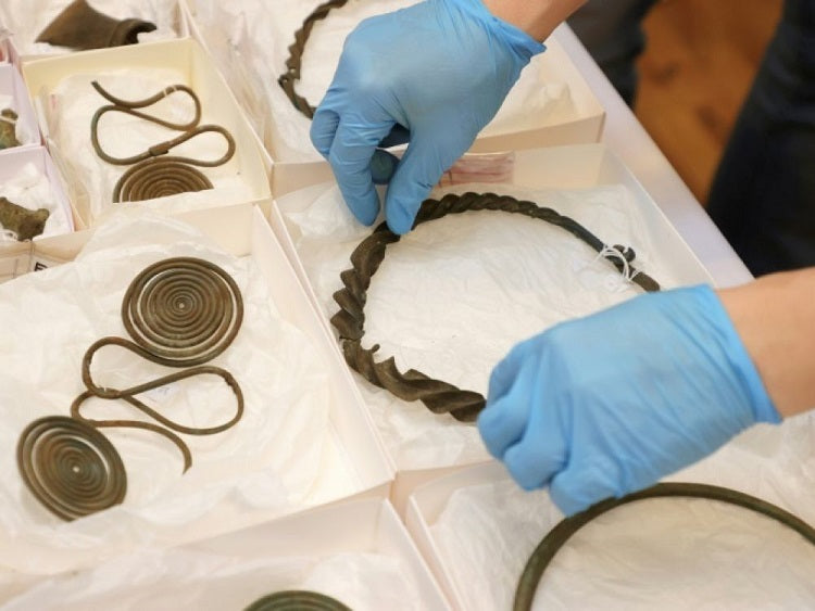 Un trésor vieux de plus de 2.500 ans découvert par un promeneur en Suède