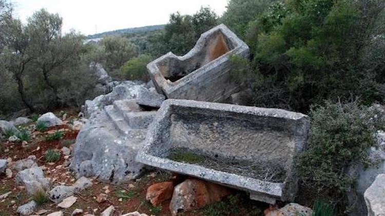 Antalya’daki Sit Alanında Parçalanmış Lahitler Bulundu