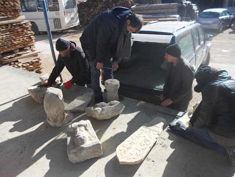 Isparta’daki İlkokulun Deposunda Tarihi Mezar Taşları Bulundu