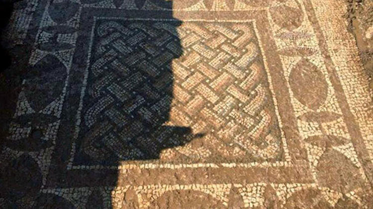 Antalya’da 2.000 Yıllık Mozaiği Satmaya Çalışırken Yakalandılar