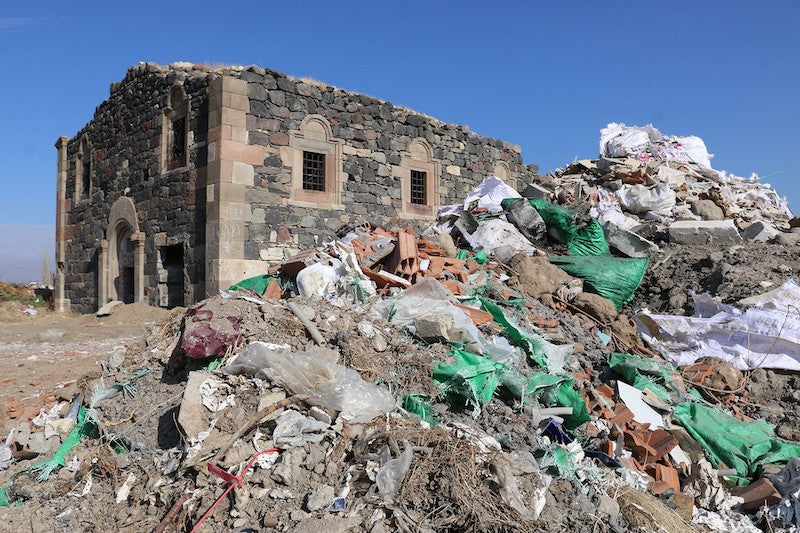Erzurum’da Tarihi Kilise Çöplerin Arasında Kaldı