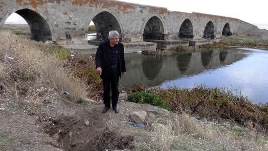 Erzurum’da Osmanlı Köprüsü Defineciler Tarafından Parça Parça Sökülüyor