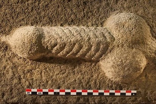 İngiltere’deki Yol Çalışmasında Taşa Oyulmuş Penis Bulundu