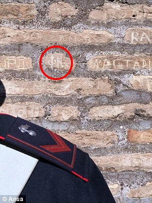 Kolezyum’un Duvarına İsimlerini Kazıyan Turistler Yakalandı