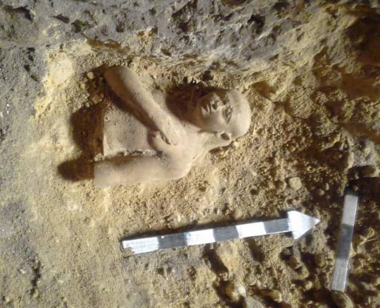 Mısır’da 3.800 Yıllık Eli Göğsünde Heykel Bulundu