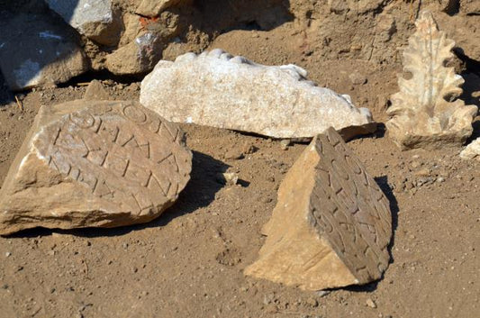 Kazılarda Roma İmparatoru Hadrianus heykelinin parçaları bulundu
