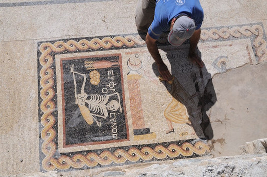 Hatay’daki İskeletli Mozaiğin Makalesi Yayımlandı