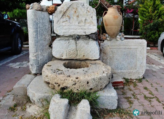 Tarihi Eserler Harç ile Birleştirilip Süs Havuzu Yapıldı