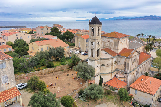 La  Découverte d'Une Nécropole du Bas-Empire Renouvelle l'Histoire de l'Île-Rousse (Haute-Corse)
