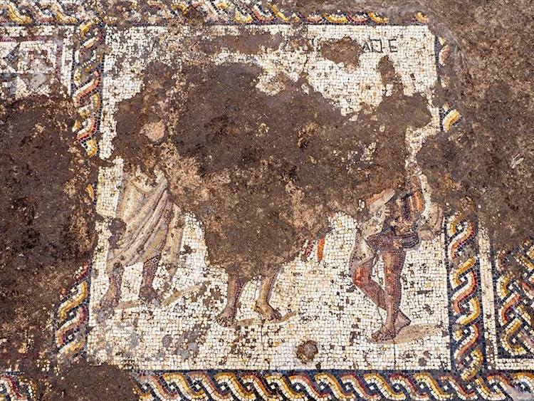 İsrail’de 1800 Yıllık Yazıtlı Mozaik Keşfedildi