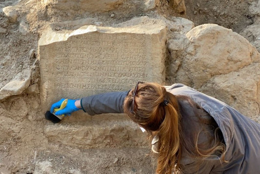 İznik’te Bulunan 1.500 Yıllık Mezar Taşında Lanet Yazısı