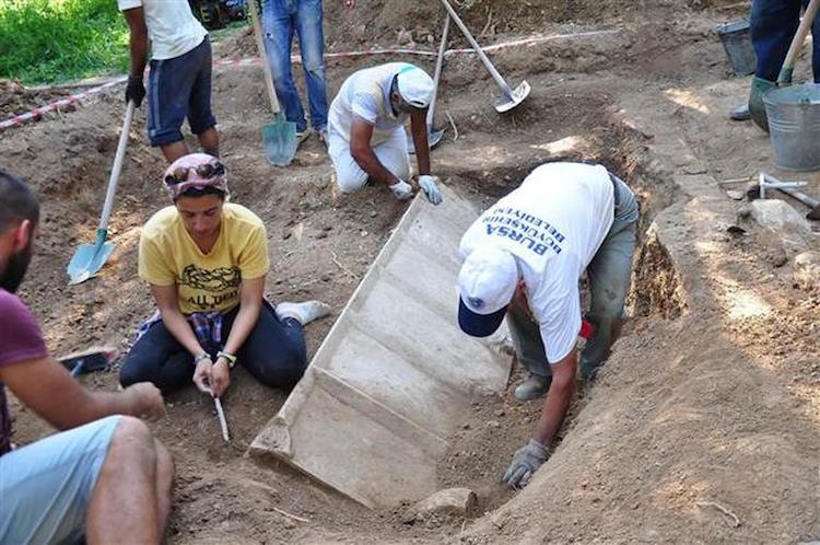 İznik’teki Bir Zeytinlikte Bulunan Mezarların Sayısı Artıyor