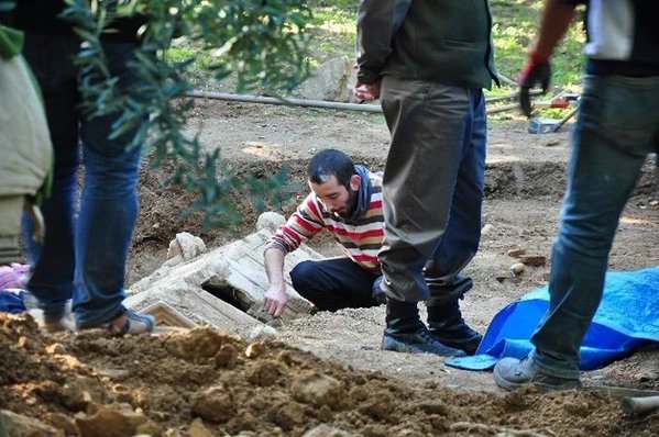 İznik’te Çiftçinin Bulduğu Roma Lahdi Defineciler Tarafından Soyulmuş