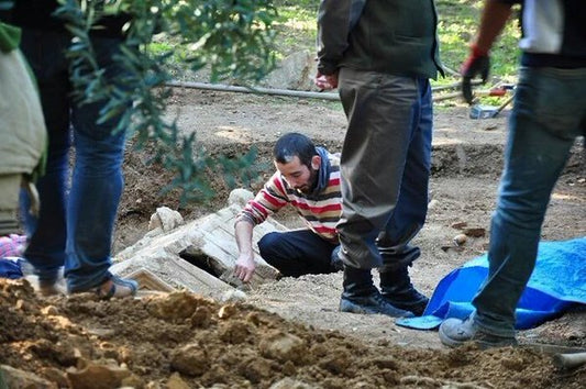 İznik’te Çiftçinin Bulduğu Roma Lahdi Defineciler Tarafından Soyulmuş