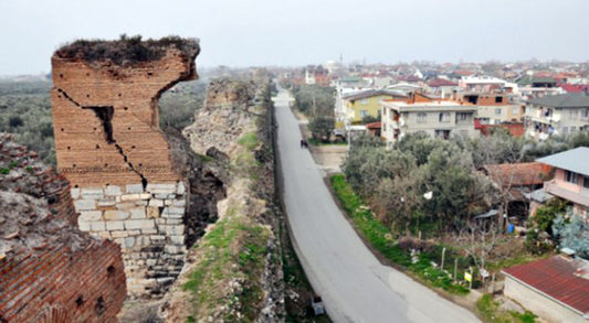 İznik Surları Devasa Çatlaklar Yüzünden Yıkılma Tehlikesi İle Karşı Karşıya