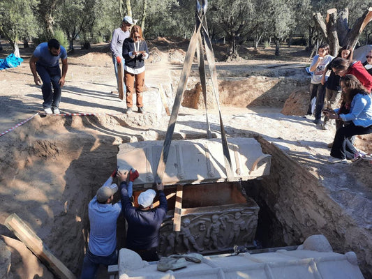 İznik'te nekropol kazısında bulunan iki lahitten mumyalanmış 3 iskelet çıktı