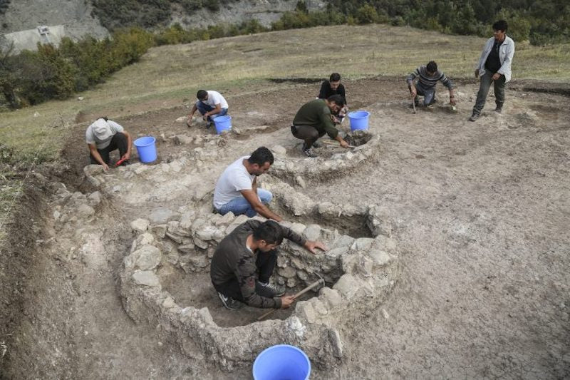 Kahin Tepe’de Göbeklitepe ile Çağdaş Tapınım Alanı Bulundu