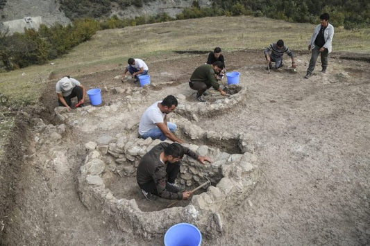 Kahin Tepe’de Göbeklitepe ile Çağdaş Tapınım Alanı Bulundu
